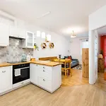 Metro Bemowo Colourful Apartment